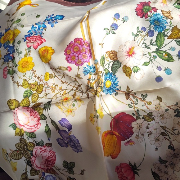 NIB Gucci flora print 100% silk floral scarf - with box and card - Picture 7 of 11